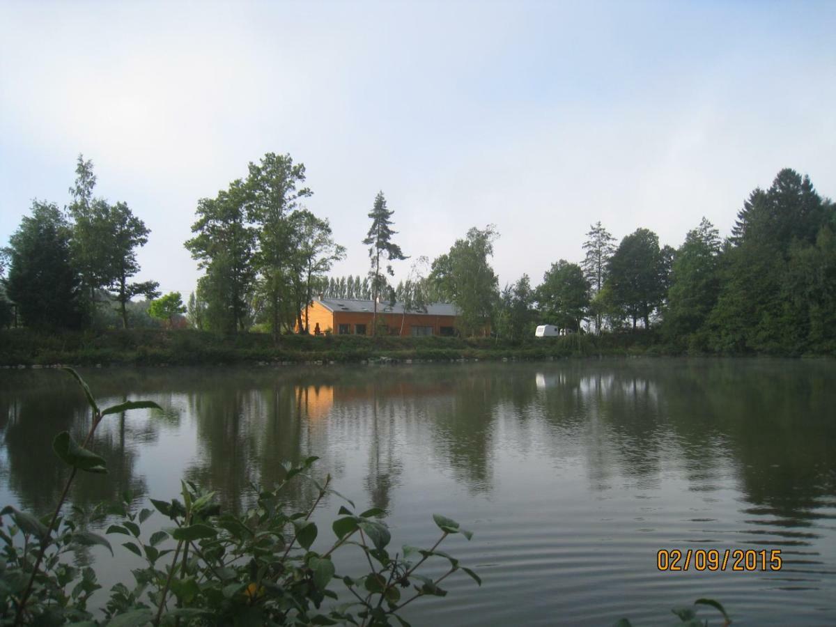 Florennes Gite Neuf 150 M2 Devant Un Grand Lac Prive De 2 Hectares Poissonneux Au Milieu Des Bois المظهر الخارجي الصورة
