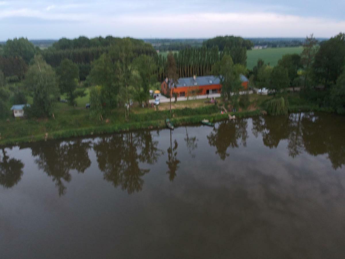 Florennes Gite Neuf 150 M2 Devant Un Grand Lac Prive De 2 Hectares Poissonneux Au Milieu Des Bois المظهر الخارجي الصورة