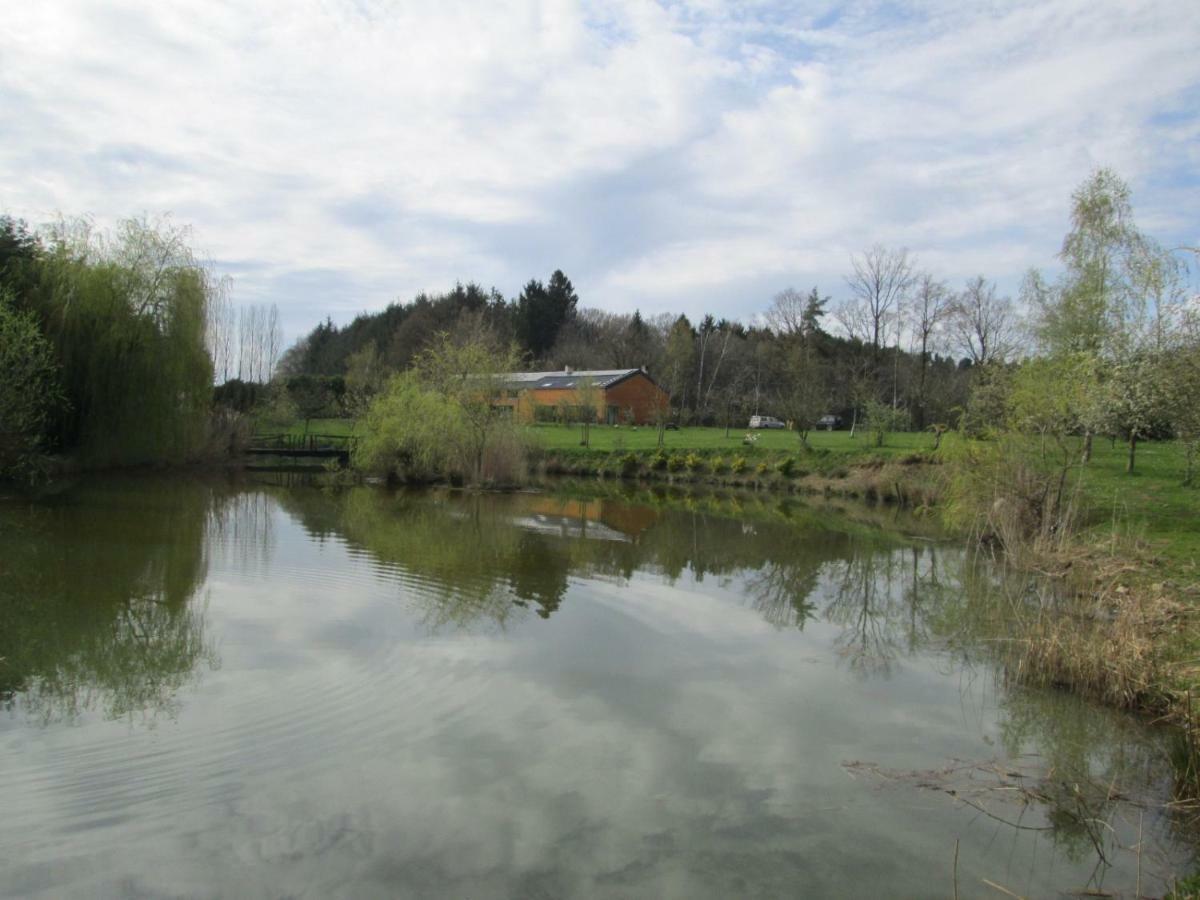 Florennes Gite Neuf 150 M2 Devant Un Grand Lac Prive De 2 Hectares Poissonneux Au Milieu Des Bois المظهر الخارجي الصورة