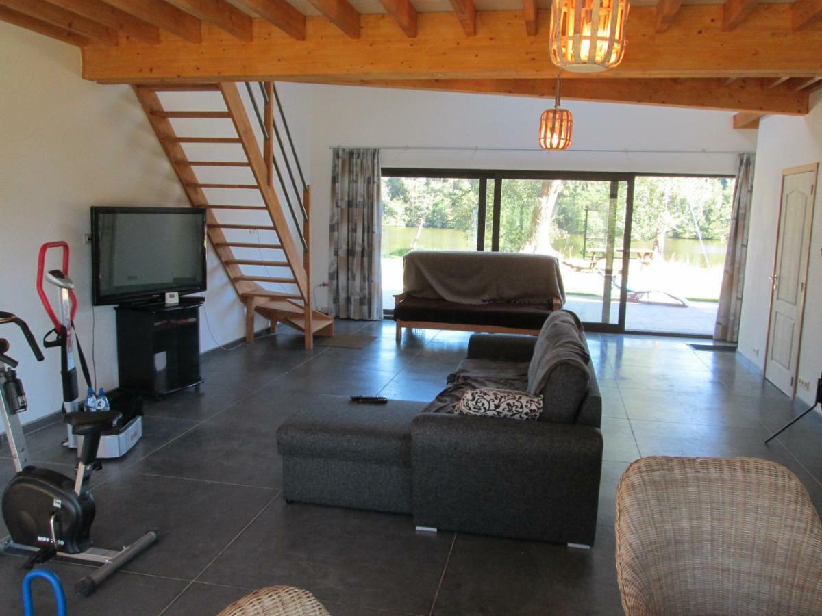 Florennes Gite Neuf 150 M2 Devant Un Grand Lac Prive De 2 Hectares Poissonneux Au Milieu Des Bois المظهر الخارجي الصورة