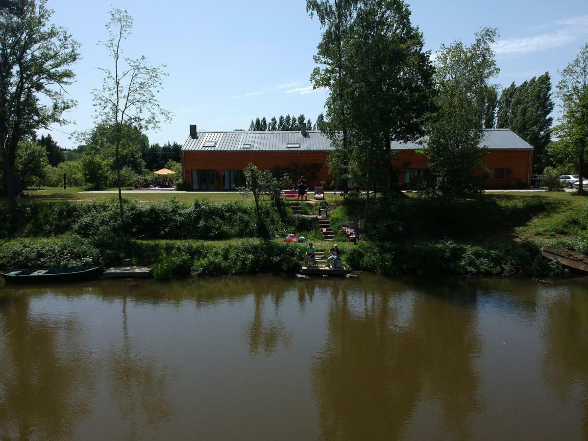Florennes Gite Neuf 150 M2 Devant Un Grand Lac Prive De 2 Hectares Poissonneux Au Milieu Des Bois المظهر الخارجي الصورة