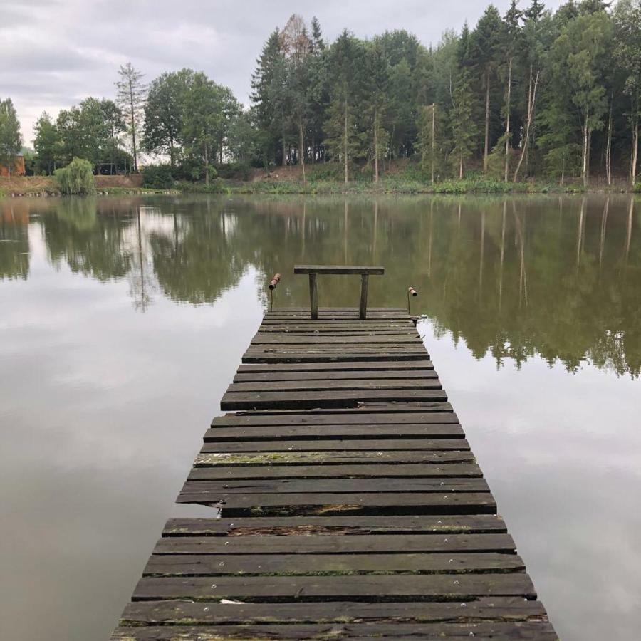 Florennes Gite Neuf 150 M2 Devant Un Grand Lac Prive De 2 Hectares Poissonneux Au Milieu Des Bois المظهر الخارجي الصورة